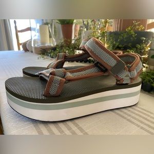 BNWithout Tags Women’s Size 8 Teva Platform stacked fisherman sandals Adj Strap